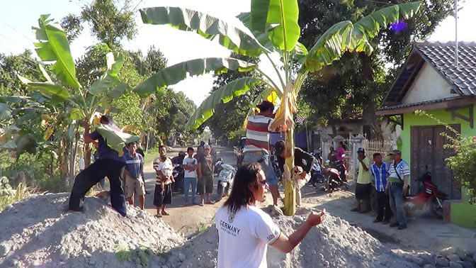 Protes Polusi, Warga Rembang Blokir Jalan