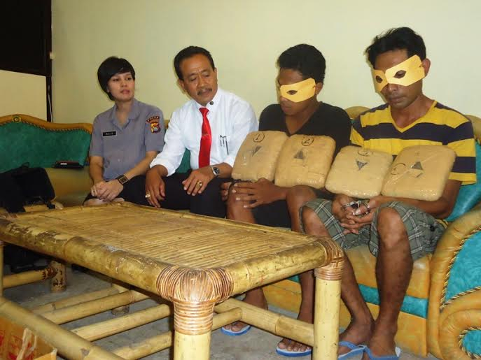 Bawa Ganja Hampir 4 Kg, Paman dan Keponakan Ditangkap