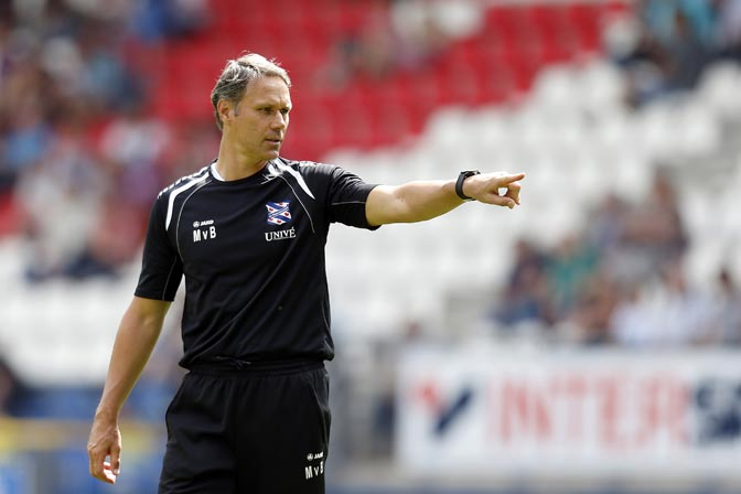 Tak Kuat Tekanan, Van Basten Mundur Sebagai Pelatih AZ