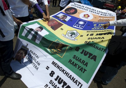 Polisi Pisahkan Massa Pro dan Kontra RUU Pilkada