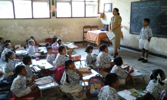 Terapkan Kurikulum 2013, Siswa SD Terpaksa Belajar Lesehan