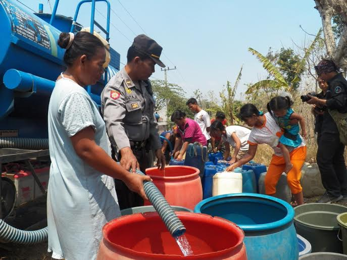 Bantuan Minim, Warga Jombang Beli Air untuk Memasak