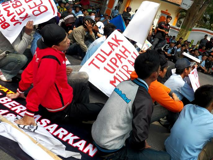 Buruh Jombang Tuntut Kenaikan Upah Hampir Separuh Gaji