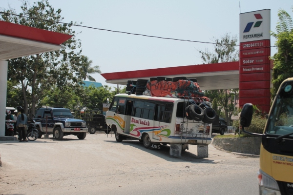Sebulan Lebih Kendaraan di Sumba Timur Antre Solar
