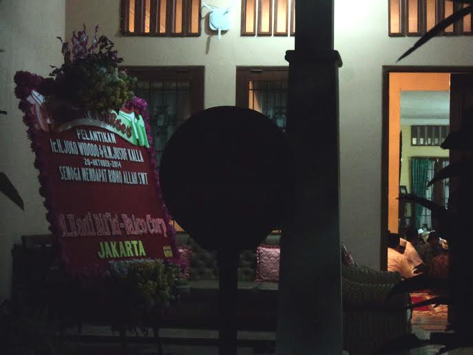 Karangan Bunga Muncul di Rumah Ibunda Jokowi