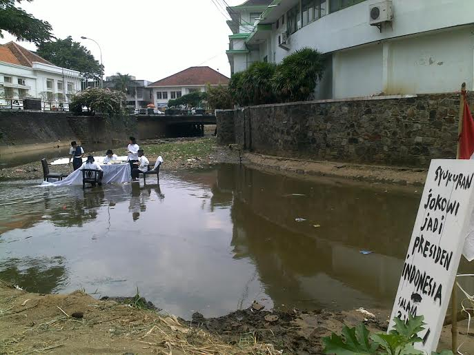 Jokowi Jadi Presiden, Seniman Makan Siang di Tengah Sungai