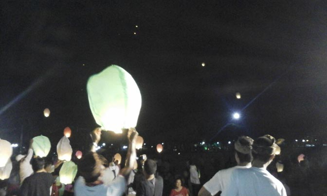 Pelantikan Jokowi, Ratusan Lampion Dilepas di Bali