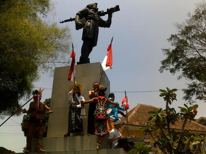 Aksi Pemuda Ini Sindir Pernyataan Ridwan Kamil