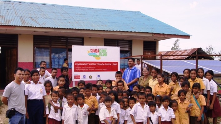 LSM Belanda Bantu Pengadaan Listrik Sekolah di Sumba
