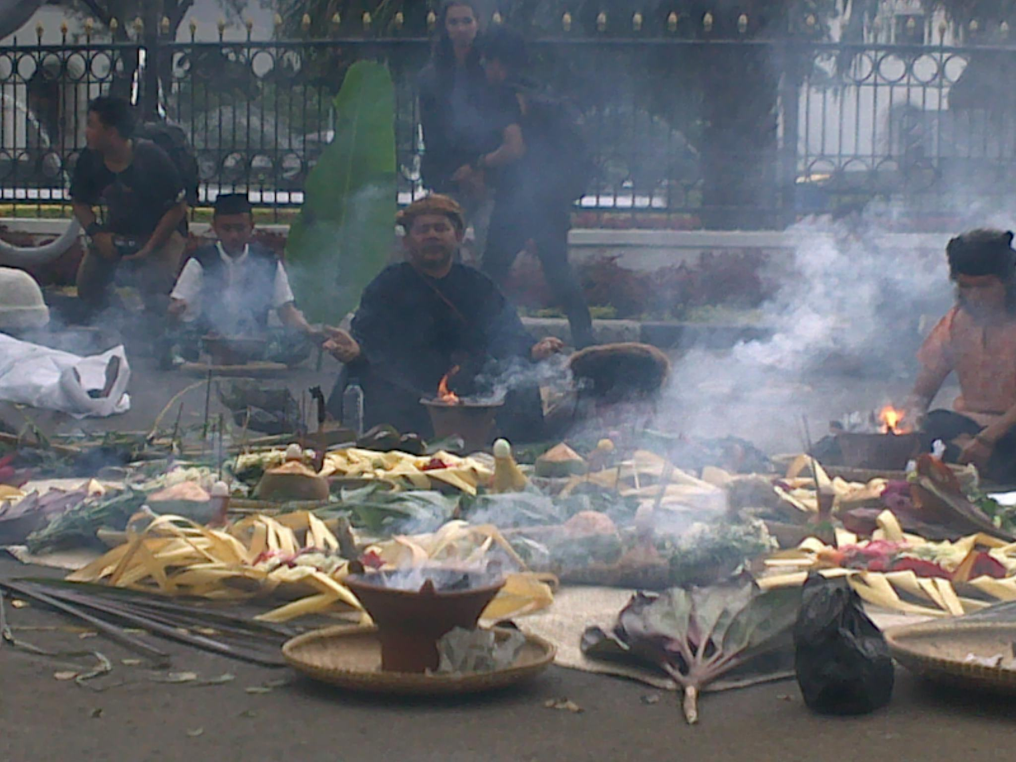 Seniman Jeprut Bandung Bakar Kemenyan di Balaikota Jawa Barat
