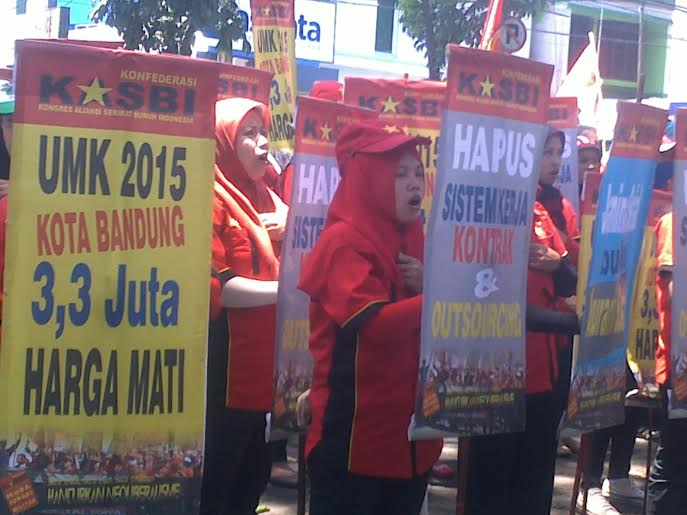 Buruh di Bandung Tuntut Kenaikan Upah Hingga Rp1,3 Juta
