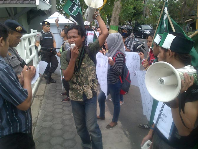 Tolak Rencana Kenaikan BBM, Mahasiswa Jombang Blokir Jalan