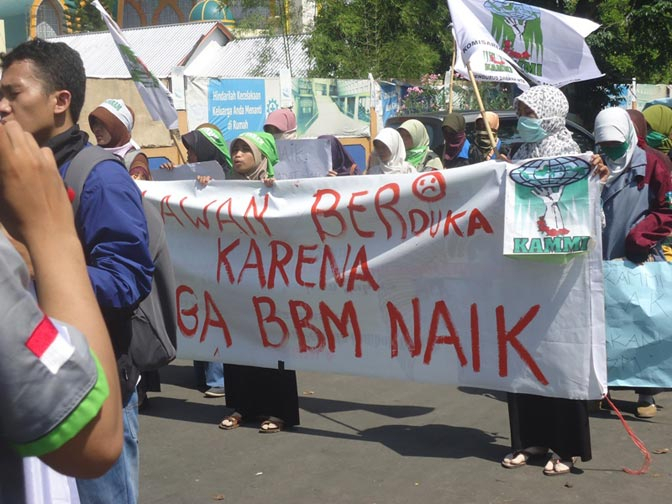 Tolak Kenaikan Harga BBM, Mahasiswa Injak Topeng Jokowi-JK