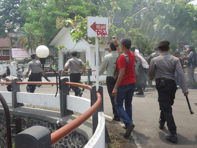 Demo Tolak Kenaikkan BBM di NTB Berujung Bentrok