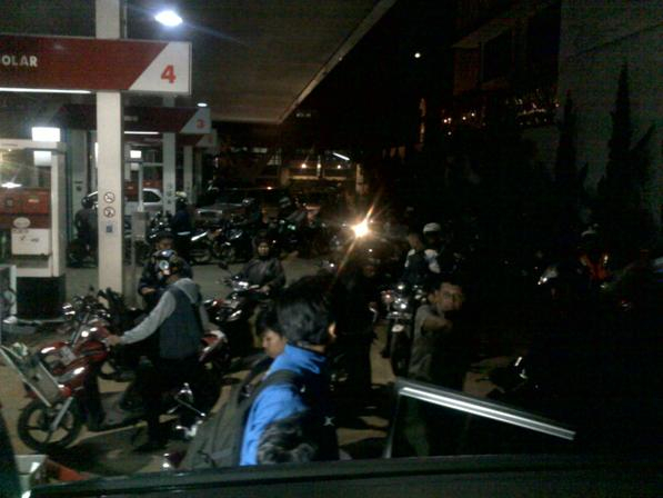 Antrean Pembeli BBM di Bandung Makin Panjang