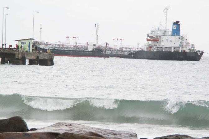 Ombak Tinggi Hantam Tujuh Kecamatan Pesisir Aceh Utara