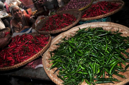 Pedagang Tradisional Bingung Menaikkan Harga Bahan Pokok