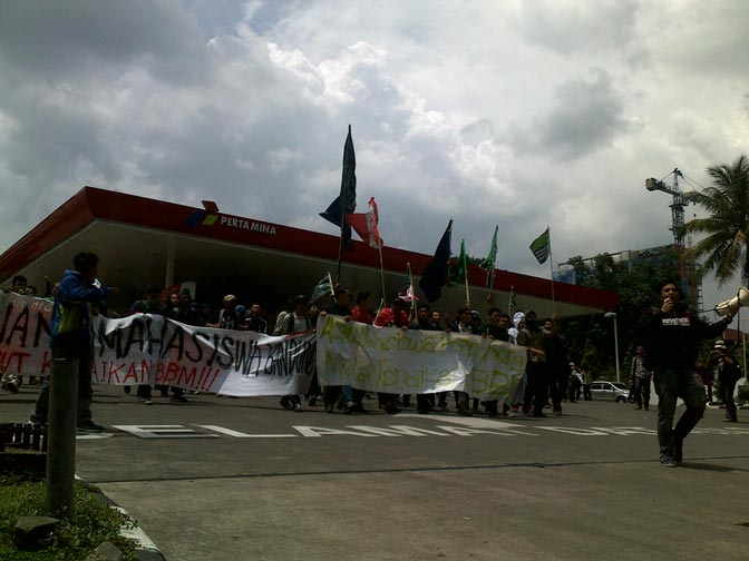 Mahasiswa Bandung Segel SPBU