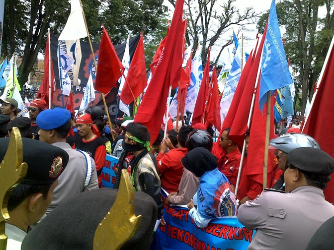 Buruh Jabar Tuntut UMK Rp 3,3 Juta