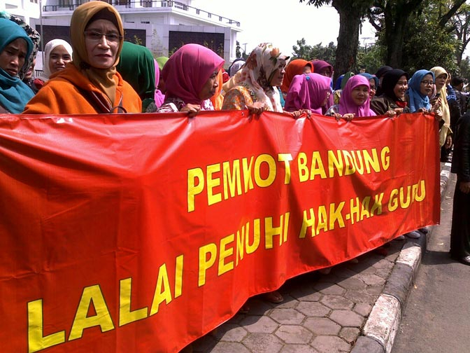 Tunjangan Prestasi Telat Dibayar, Guru Bandung Turun ke Jalan