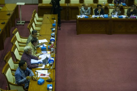 Presiden Harus Konsultasi DPR Sebelum Larang Menteri Raker