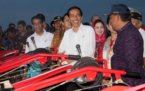 Jokowi Numpang Helikopter TNI ke  Desa Sungai Tohor Riau