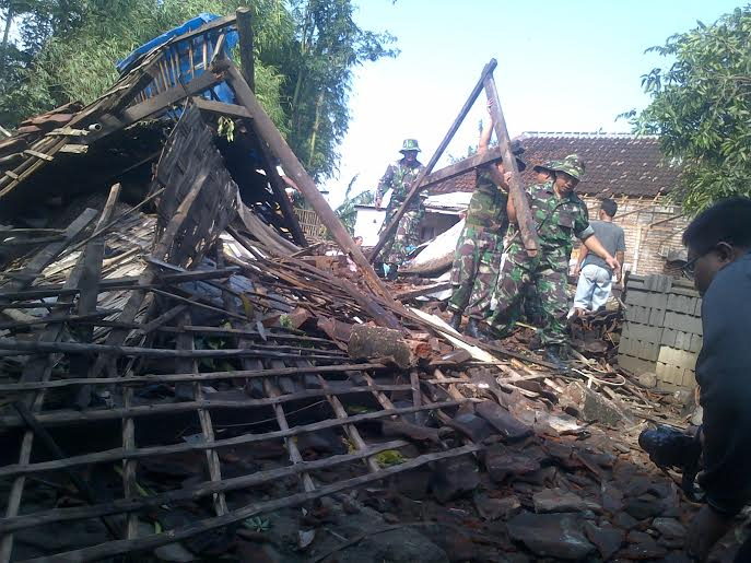 Puting Beliung di Jombang Luluh Lantakan Rumah Warga