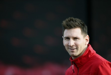 Messi Kena Lemparan Botol dari Penonton