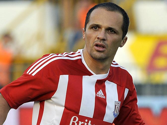 Matthew Etherington Gantung Sepatu