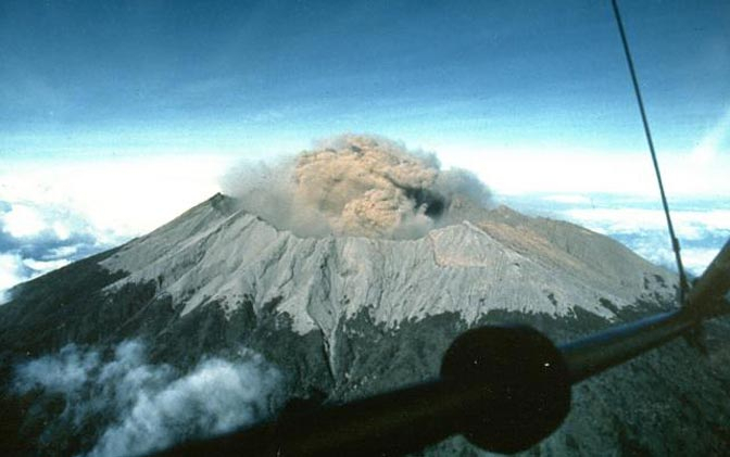 Gunung Raung Bergemuruh