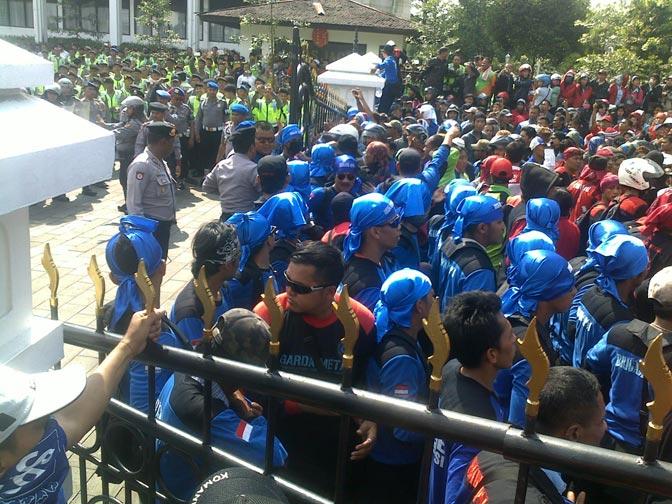 Buruh Jabar Dobrak Pagar Kantor Gubernur