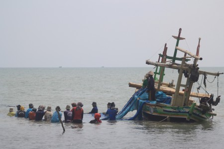 Puluhan Kapal Tiongkok Curi Ikan di Perairan Arafura