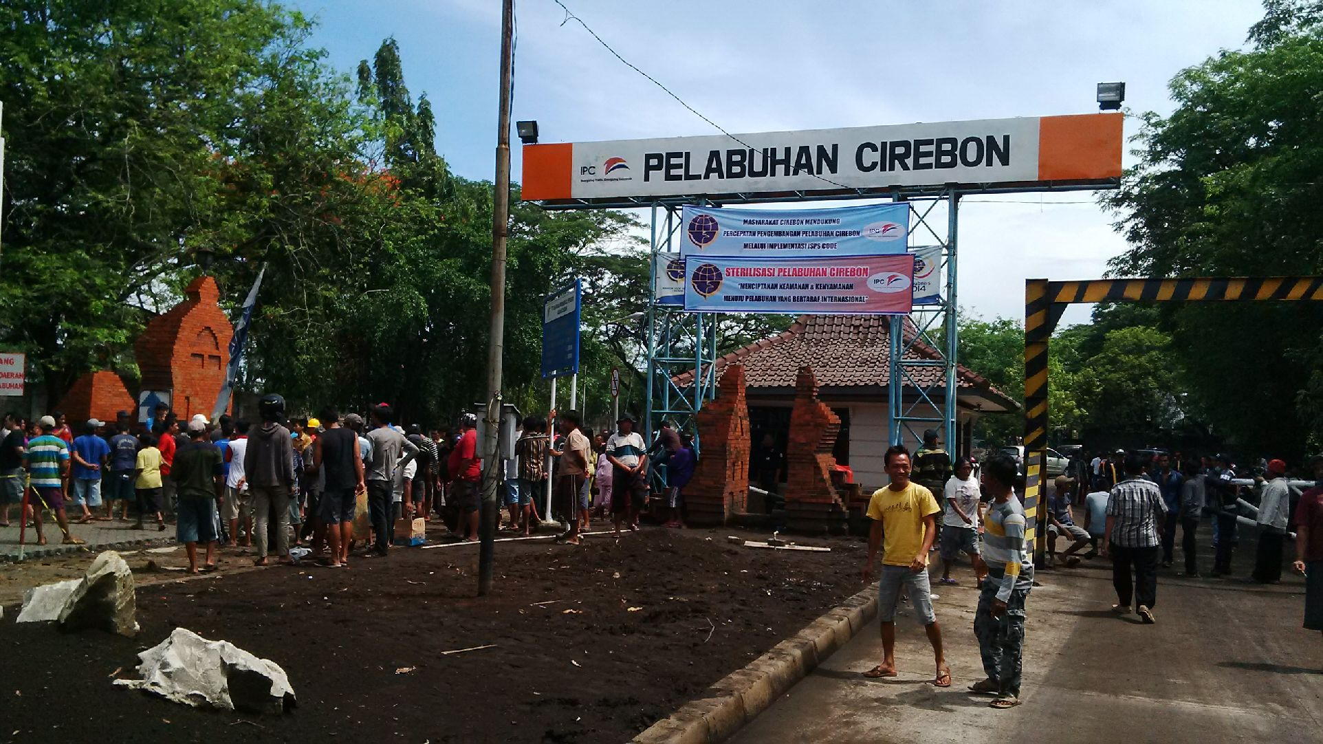 Penggorek Batu Bara Blokir Pelabuhan Cirebon