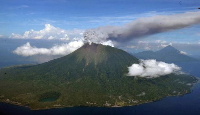 Gamalama Meletus, BPBD Ternate Bagikan Masker