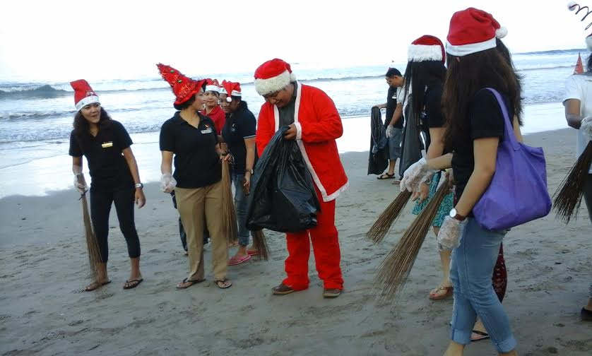 Ada Santa Claus yang Memungut Sampah di Pantai Kuta