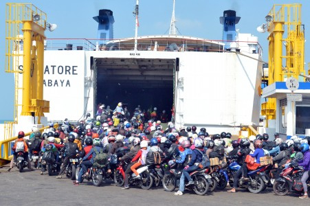 Jelang Natal dan Tahun Baru, Pelabuhan Merak Dipadati Pemudik
