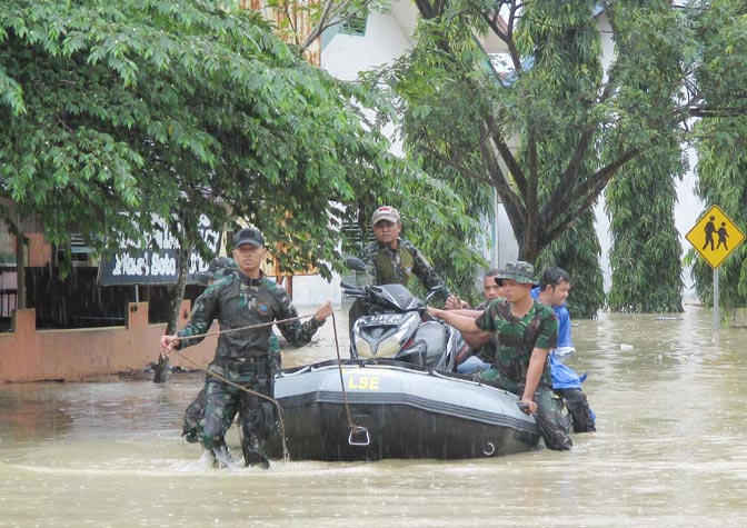 Tentara dan Polisi Bantu Evakuasi Banjir Aceh