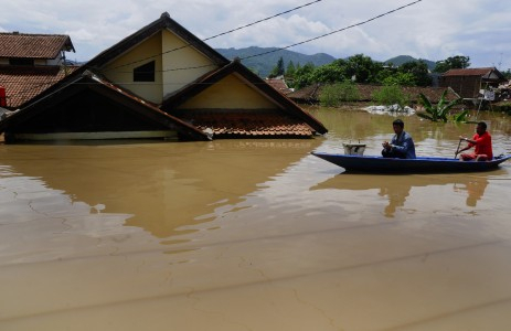 BPBD Jabar Salurkan Pembalut untuk Wanita Korban Banjir Bandung Selatan