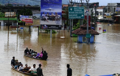 Relawan PMI Dirikan Dapur Umum Korban Banjir Kab. Bandung