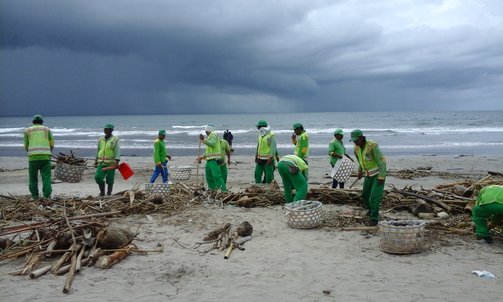 Ribuan Ton Sampah Diprediksi Akan Penuhi Pantai di Bali