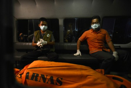 Enam Jenazah Penumpang Air Asia Berhasil Dievakuasi
