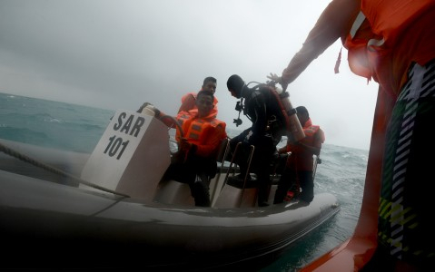 Penyelam Mulai Cari Korban Air Asia
