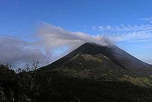 Gunung Soputan Meletus