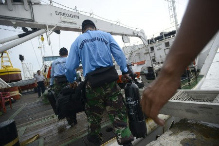 Tim Penyelam Rusia Kembali Cari Kotak Hitam Air Asia