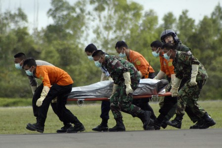 Tim SAR Temukan 2 Jenazah Air Asia Terikat di Kursi