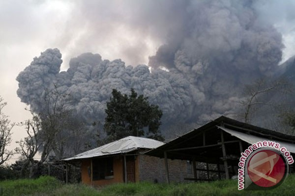 Gunung Sinabung Keluarkan 9 Kali Awan Panas Guguran