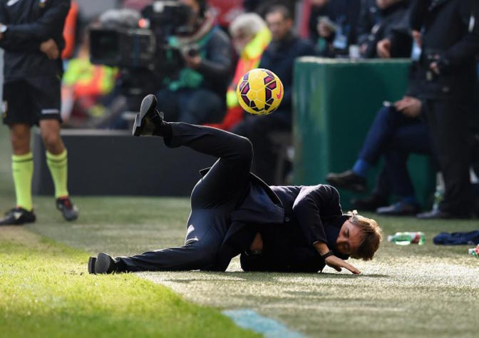 (Video) Mancini KO Dihantam Bola