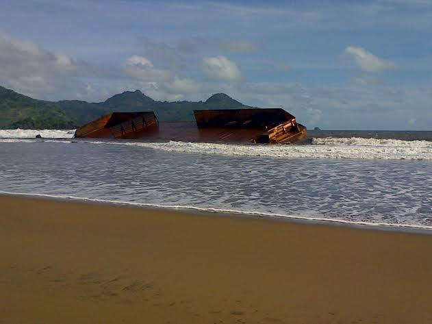 Kapal Tongkang Terguling di Kawasan Wisata Pantai Pelang