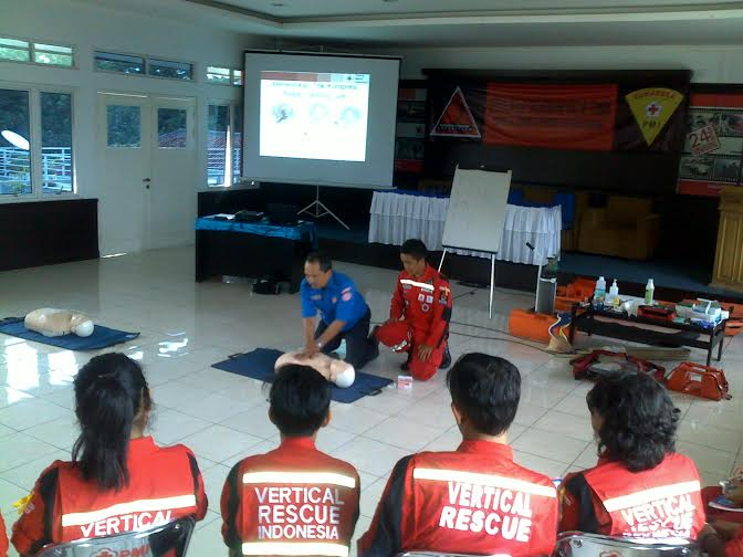 Tangani Bencana, PMI Bandung Berlatih Bersama Brimob dan Damkar