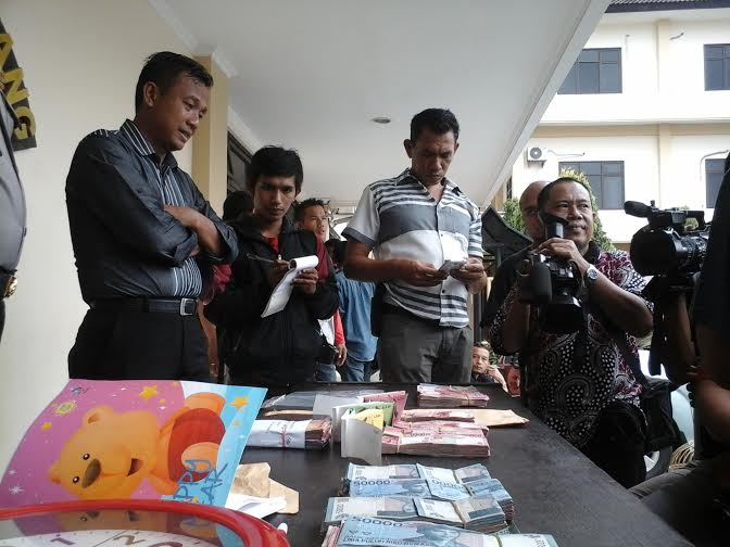 Begini Canggihnya Judi Sabung Ayam yang Dilindungi Polisi Nakal